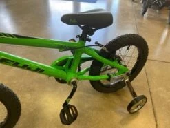 Fuji Rookie 16" Green Boys 2023 -Quality Bike Equipment Store 095sbuSEaJeHuKKJLL2mD8iO4