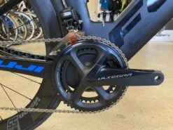 Fuji Norcom Straight 2.1 - Carbon Tri Bike: Integrated Cockpit, Ultegra Di2, Vision 55 Carbon Race Wheels 2022 -Quality Bike Equipment Store 1Ao du9TAubj4yW3VuqXPAzuA