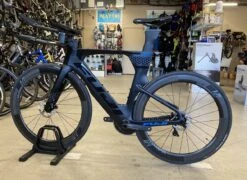Fuji Norcom Straight 2.1 - Carbon Tri Bike: Integrated Cockpit, Ultegra Di2, Vision 55 Carbon Race Wheels 2022 -Quality Bike Equipment Store Dszt5lgbilLDREVKUx7jbyGZs