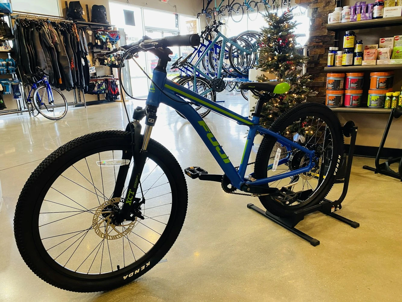 Fuji Dynamite 24 Pro Disc Kids Mountain Bike - Satin Royal Blue 2021 6 Fuji Dynamite 24 Pro Disc Kids Mountain Bike - Satin Royal Blue 2021 - Image 4