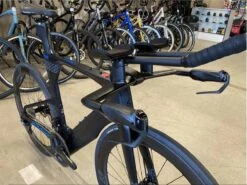 Fuji Norcom Straight 2.1 - Carbon Tri Bike: Integrated Cockpit, Ultegra Di2, Vision 55 Carbon Race Wheels 2022 -Quality Bike Equipment Store LHDhJHxvaV 6n u8DB7aW2R s