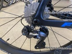 Fuji Norcom Straight 2.1 - Carbon Tri Bike: Integrated Cockpit, Ultegra Di2, Vision 55 Carbon Race Wheels 2022 -Quality Bike Equipment Store McN 7ekNbCddmtsIEf6dDswSU