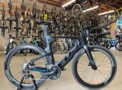 Fuji Norcom Straight 2.1 - Carbon Tri Bike: Integrated Cockpit, Ultegra Di2, Vision 55 Carbon Race Wheels 2022