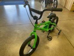 Fuji Rookie 16" Green Boys 2023 -Quality Bike Equipment Store zX2vROcq8hznpuwgJL1Bwby6g